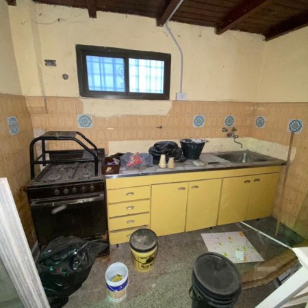 VENTAL LOCAL COMERCIAL. MONTEVIDEO N°992 BERNAL OESTE