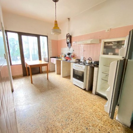 VENTA CASA 3AM CON COCHERA, LOCAL COMERCIAL Y CONSULTORIOS.