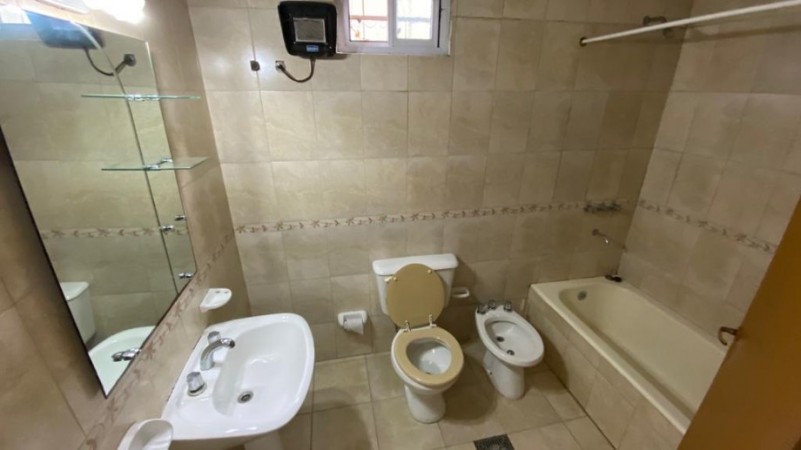 VENTA CASA 3AM CON COCHERA, LOCAL COMERCIAL Y CONSULTORIOS.