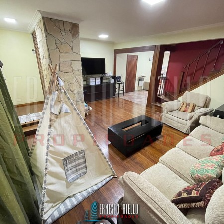 VENTA HERMOSA CASA 5AMB EN QUILMES CENTRO CON PATIO, TERRAZA, PLAYROOM Y COCHERA PARA DOS AUTOS.