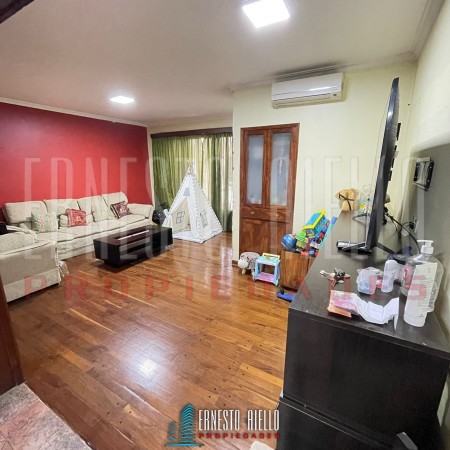 VENTA HERMOSA CASA 5AMB EN QUILMES CENTRO CON PATIO, TERRAZA, PLAYROOM Y COCHERA PARA DOS AUTOS.