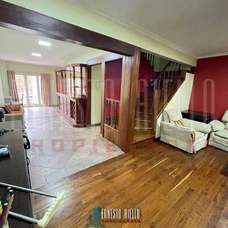 VENTA HERMOSA CASA 5AMB EN QUILMES CENTRO CON PATIO, TERRAZA, PLAYROOM Y COCHERA PARA DOS AUTOS.