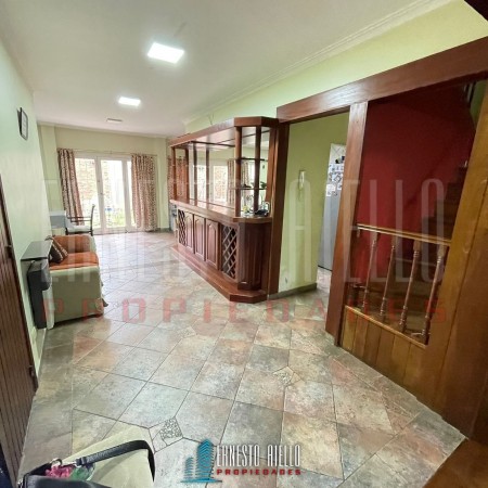 VENTA HERMOSA CASA 5AMB EN QUILMES CENTRO CON PATIO, TERRAZA, PLAYROOM Y COCHERA PARA DOS AUTOS.