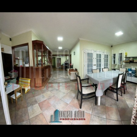 VENTA HERMOSA CASA 5AMB EN QUILMES CENTRO CON PATIO, TERRAZA, PLAYROOM Y COCHERA PARA DOS AUTOS.