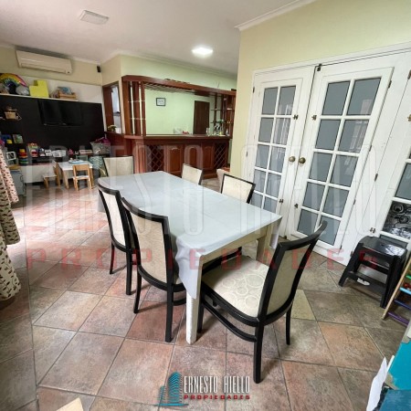 VENTA HERMOSA CASA 5AMB EN QUILMES CENTRO CON PATIO, TERRAZA, PLAYROOM Y COCHERA PARA DOS AUTOS.