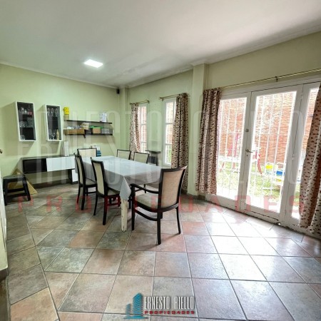 VENTA HERMOSA CASA 5AMB EN QUILMES CENTRO CON PATIO, TERRAZA, PLAYROOM Y COCHERA PARA DOS AUTOS.