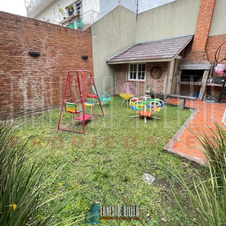 VENTA HERMOSA CASA 5AMB EN QUILMES CENTRO CON PATIO, TERRAZA, PLAYROOM Y COCHERA PARA DOS AUTOS.