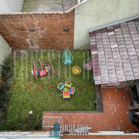 VENTA HERMOSA CASA 5AMB EN QUILMES CENTRO CON PATIO, TERRAZA, PLAYROOM Y COCHERA PARA DOS AUTOS.