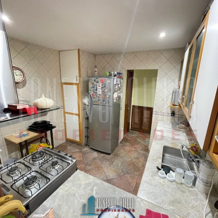 VENTA HERMOSA CASA 5AMB EN QUILMES CENTRO CON PATIO, TERRAZA, PLAYROOM Y COCHERA PARA DOS AUTOS.