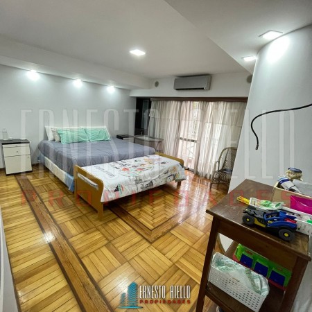 VENTA HERMOSA CASA 5AMB EN QUILMES CENTRO CON PATIO, TERRAZA, PLAYROOM Y COCHERA PARA DOS AUTOS.