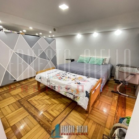 VENTA HERMOSA CASA 5AMB EN QUILMES CENTRO CON PATIO, TERRAZA, PLAYROOM Y COCHERA PARA DOS AUTOS.