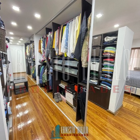 VENTA HERMOSA CASA 5AMB EN QUILMES CENTRO CON PATIO, TERRAZA, PLAYROOM Y COCHERA PARA DOS AUTOS.