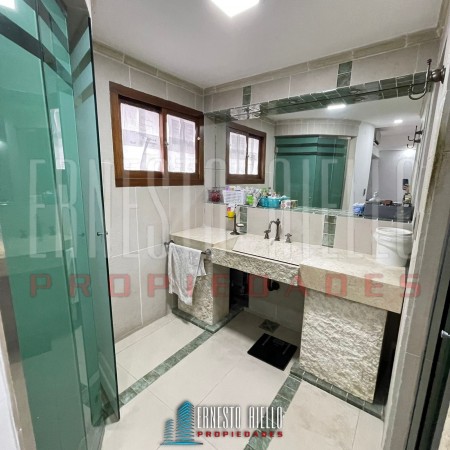 VENTA HERMOSA CASA 5AMB EN QUILMES CENTRO CON PATIO, TERRAZA, PLAYROOM Y COCHERA PARA DOS AUTOS.
