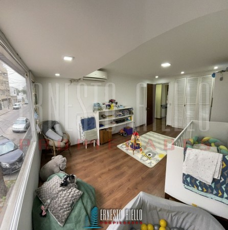 VENTA HERMOSA CASA 5AMB EN QUILMES CENTRO CON PATIO, TERRAZA, PLAYROOM Y COCHERA PARA DOS AUTOS.