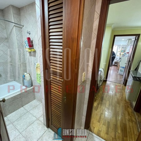 VENTA HERMOSA CASA 5AMB EN QUILMES CENTRO CON PATIO, TERRAZA, PLAYROOM Y COCHERA PARA DOS AUTOS.