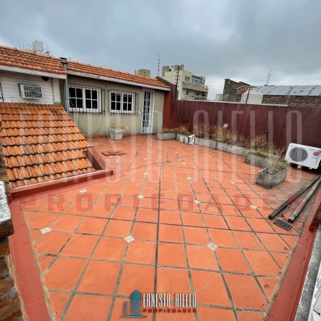 VENTA HERMOSA CASA 5AMB EN QUILMES CENTRO CON PATIO, TERRAZA, PLAYROOM Y COCHERA PARA DOS AUTOS.