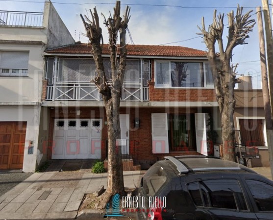 VENTA HERMOSA CASA 5AMB EN QUILMES CENTRO CON PATIO, TERRAZA, PLAYROOM Y COCHERA PARA DOS AUTOS.
