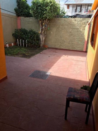 VENTA CASA 3 AMB. C/COCHERA Y PATIO. QUILMES SUR.