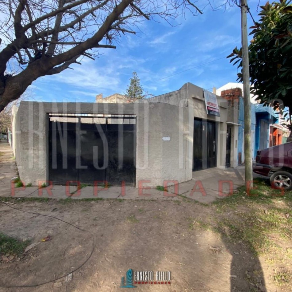 VENTA CASA DE 2 AMBIENTES EN ESQUINA. BERNAL