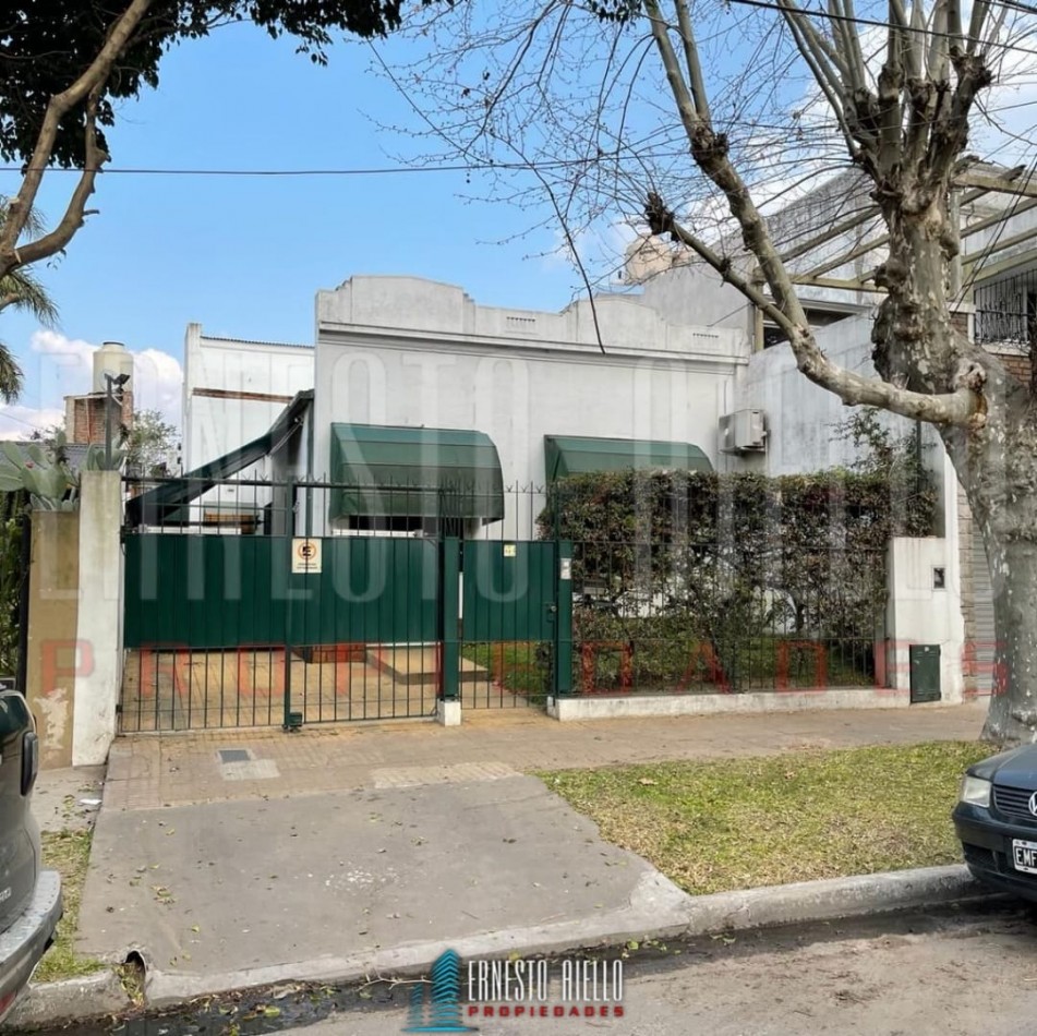  VENTA HERMOSA E IMPECABLE CASA 3 AMB EN AV LA MADRID. QUILMES O.  CON PATIO, COCHERA Y  PARRILLA QUINCHO.