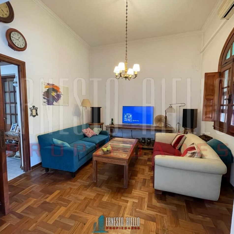  VENTA HERMOSA E IMPECABLE CASA 3 AMB EN AV LA MADRID. QUILMES O.  CON PATIO, COCHERA Y  PARRILLA QUINCHO.