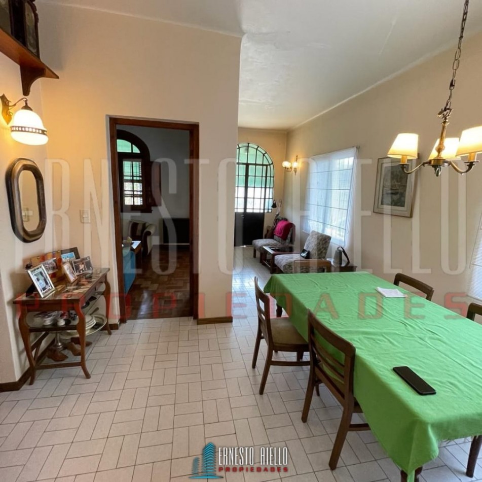  VENTA HERMOSA E IMPECABLE CASA 3 AMB EN AV LA MADRID. QUILMES O.  CON PATIO, COCHERA Y  PARRILLA QUINCHO.