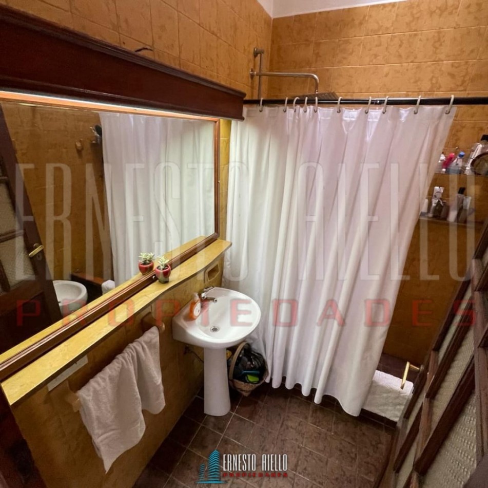  VENTA HERMOSA E IMPECABLE CASA 3 AMB EN AV LA MADRID. QUILMES O.  CON PATIO, COCHERA Y  PARRILLA QUINCHO.