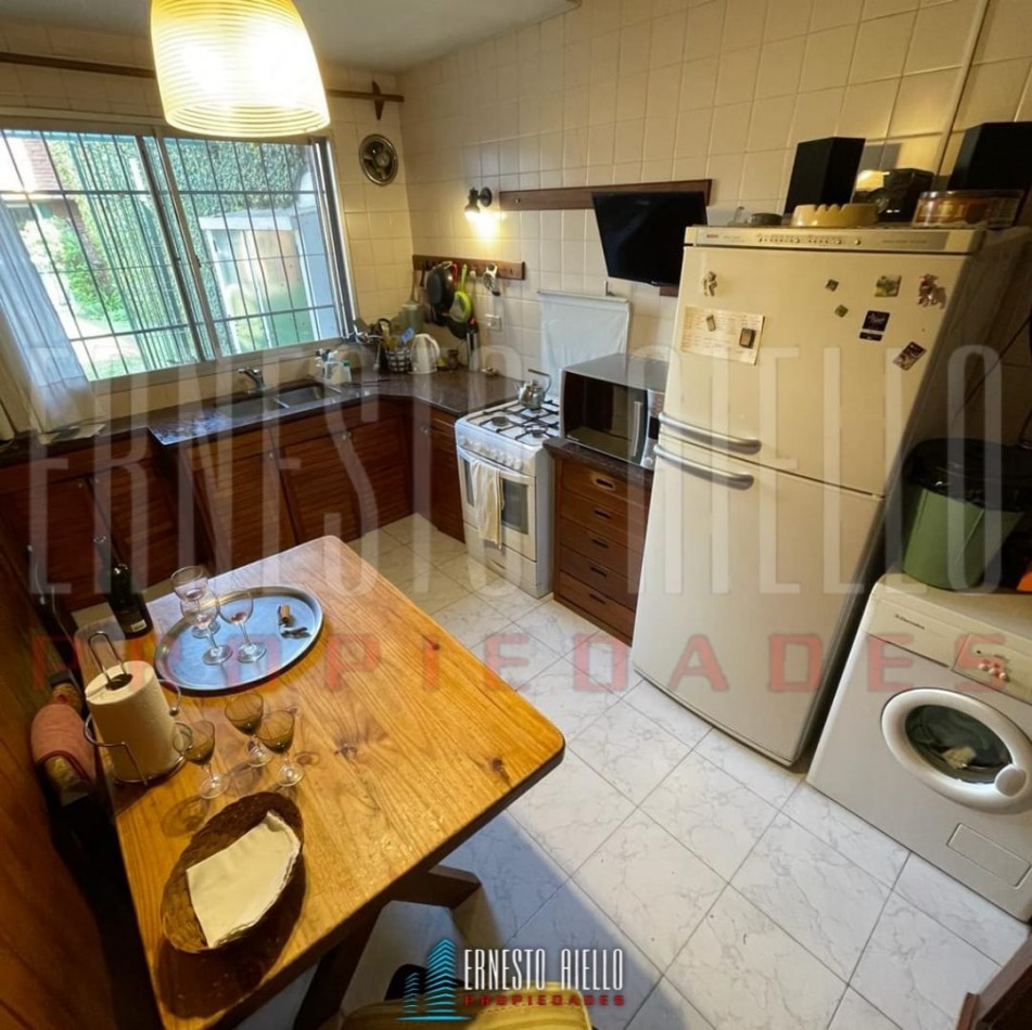  VENTA HERMOSA E IMPECABLE CASA 3 AMB EN AV LA MADRID. QUILMES O.  CON PATIO, COCHERA Y  PARRILLA QUINCHO.