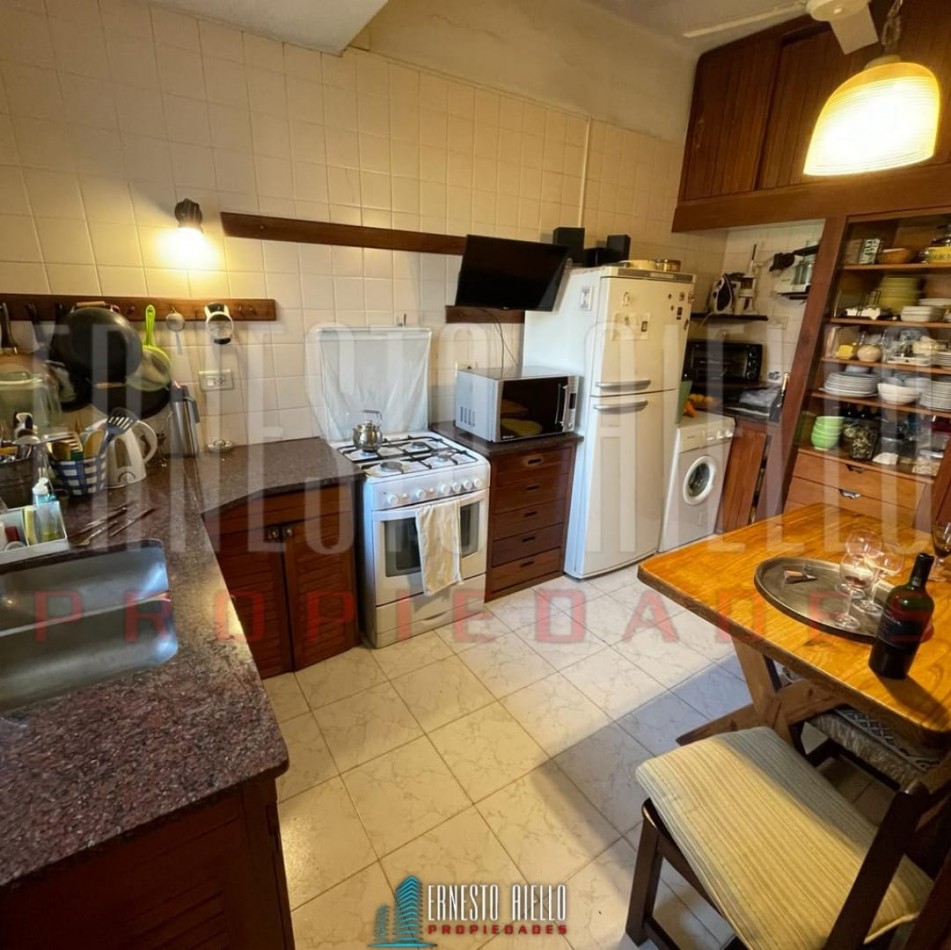  VENTA HERMOSA E IMPECABLE CASA 3 AMB EN AV LA MADRID. QUILMES O.  CON PATIO, COCHERA Y  PARRILLA QUINCHO.