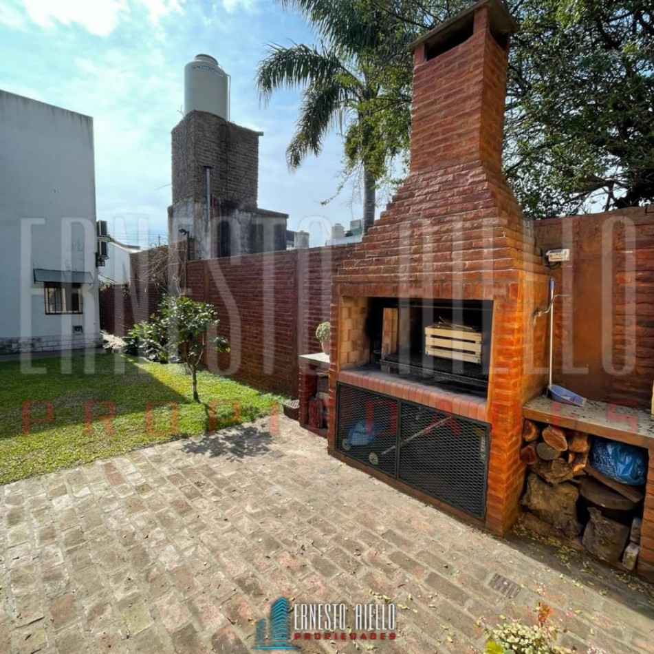  VENTA HERMOSA E IMPECABLE CASA 3 AMB EN AV LA MADRID. QUILMES O.  CON PATIO, COCHERA Y  PARRILLA QUINCHO.