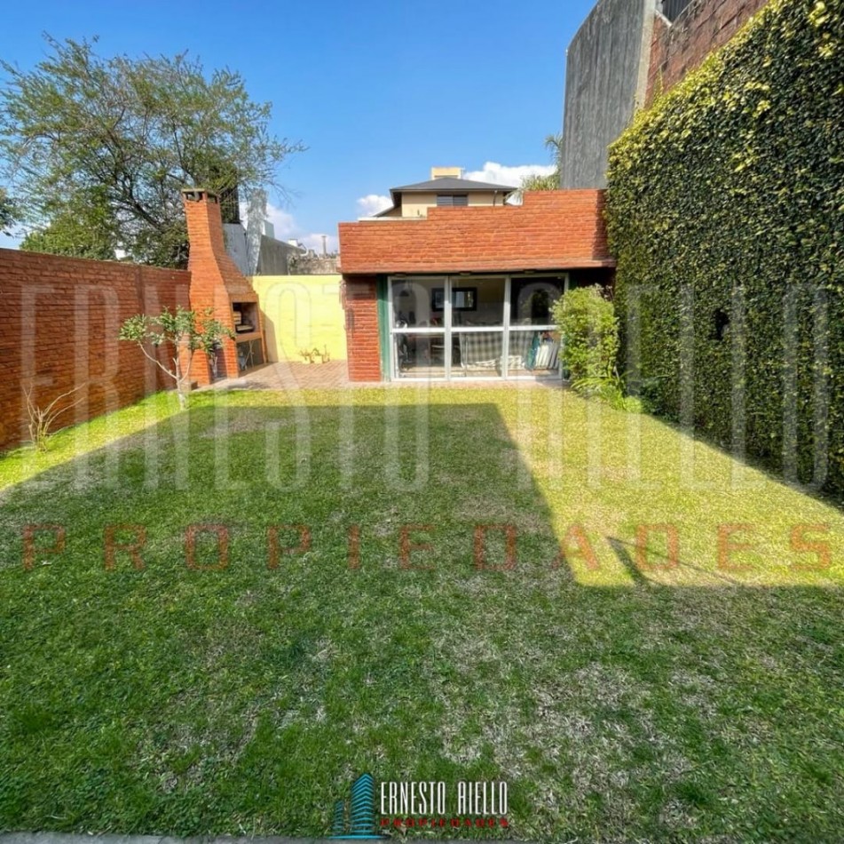  VENTA HERMOSA E IMPECABLE CASA 3 AMB EN AV LA MADRID. QUILMES O.  CON PATIO, COCHERA Y  PARRILLA QUINCHO.