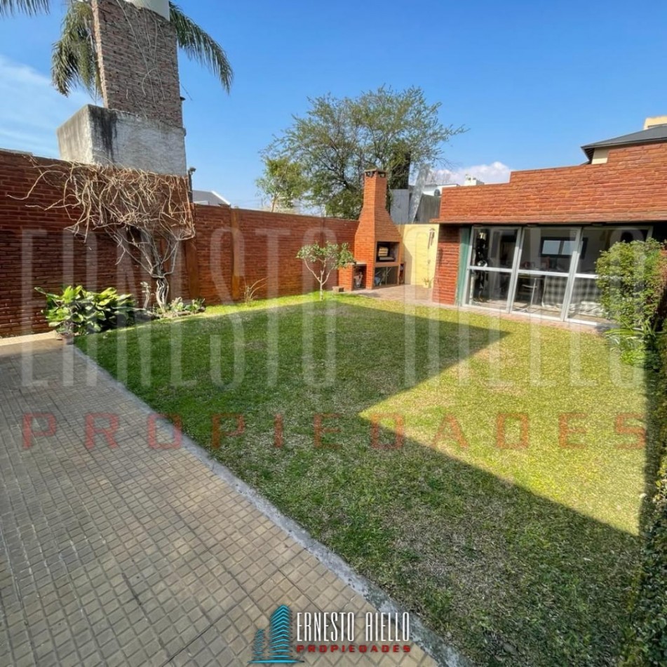  VENTA HERMOSA E IMPECABLE CASA 3 AMB EN AV LA MADRID. QUILMES O.  CON PATIO, COCHERA Y  PARRILLA QUINCHO.