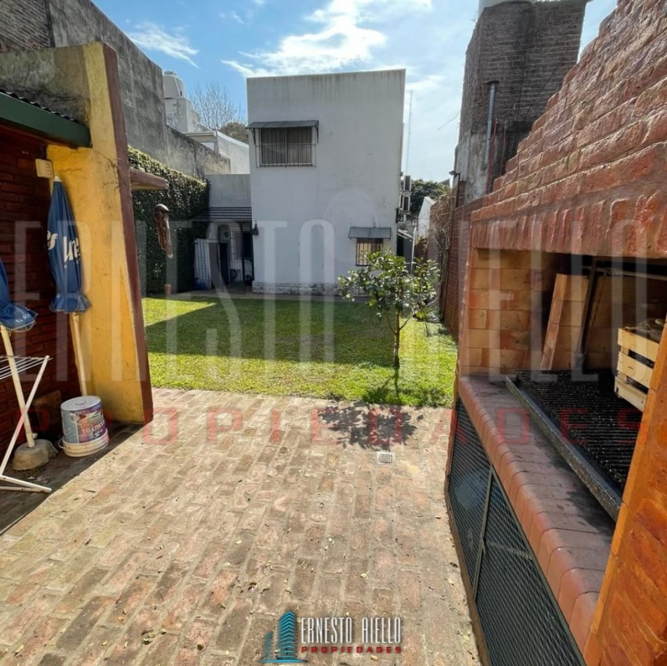  VENTA HERMOSA E IMPECABLE CASA 3 AMB EN AV LA MADRID. QUILMES O.  CON PATIO, COCHERA Y  PARRILLA QUINCHO.