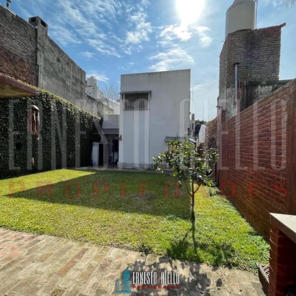  VENTA HERMOSA E IMPECABLE CASA 3 AMB EN AV LA MADRID. QUILMES O.  CON PATIO, COCHERA Y  PARRILLA QUINCHO.