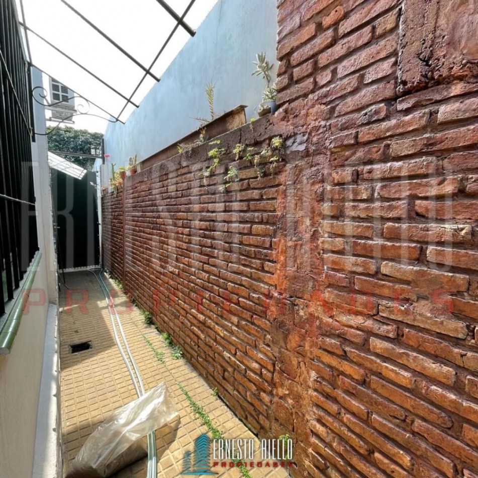  VENTA HERMOSA E IMPECABLE CASA 3 AMB EN AV LA MADRID. QUILMES O.  CON PATIO, COCHERA Y  PARRILLA QUINCHO.