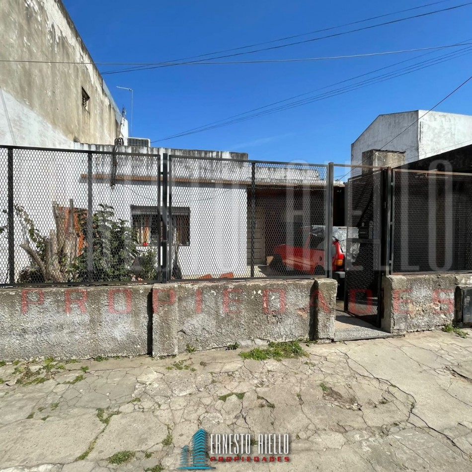 VENTA 2 CASAS SOBRE MISMO LOTE DE 2 AMBIENTES CADA UNA EN QUILMES OESTE. 