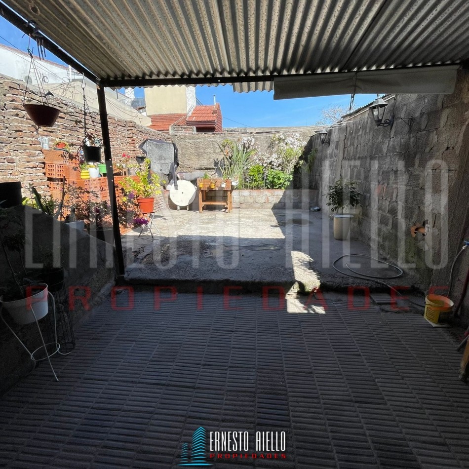 VENTA 2 CASAS SOBRE MISMO LOTE DE 2 AMBIENTES CADA UNA EN QUILMES OESTE. 