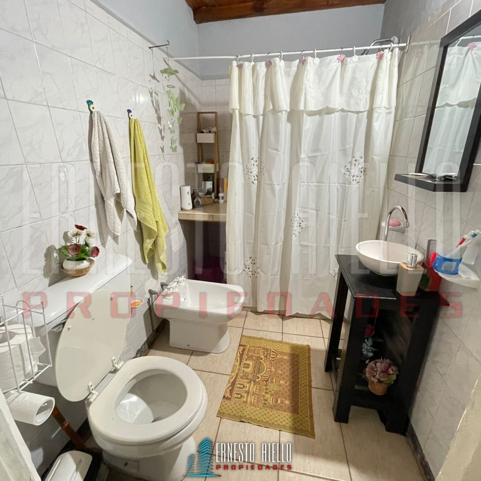 VENTA 2 CASAS SOBRE MISMO LOTE DE 2 AMBIENTES CADA UNA EN QUILMES OESTE. 