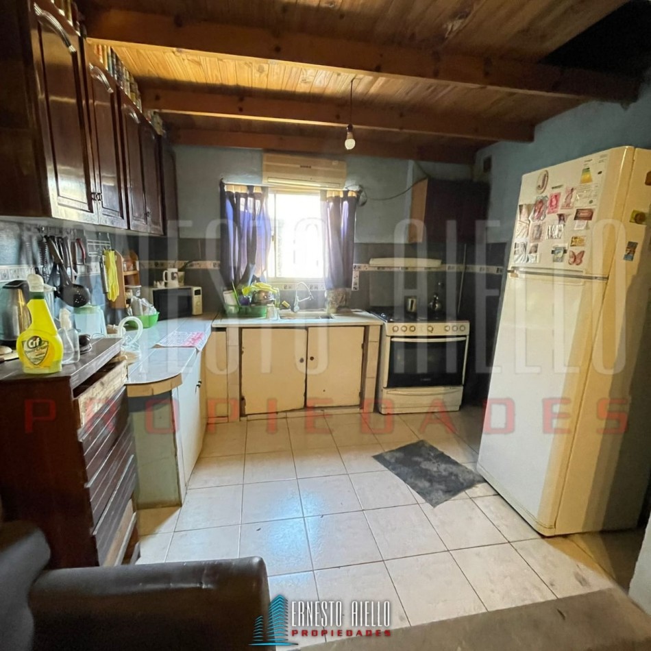 VENTA 2 CASAS SOBRE MISMO LOTE DE 2 AMBIENTES CADA UNA EN QUILMES OESTE. 
