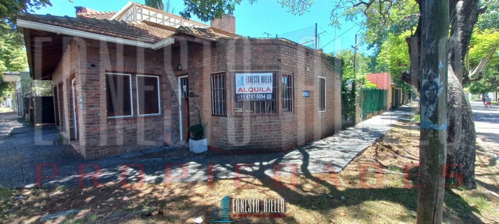 ALQUILER CASA EN ESQUINA DE 2 AMBIENTES CON COCHERA CUBIERTA Y PEQUEÑO PATIO