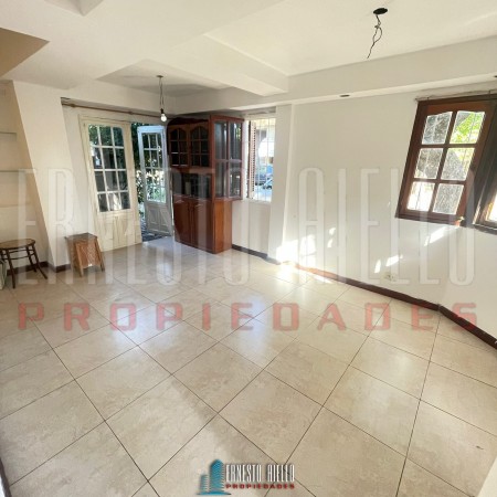 ALQUILER CASA EN ESQUINA DE 2 AMBIENTES CON COCHERA CUBIERTA Y PEQUEÑO PATIO