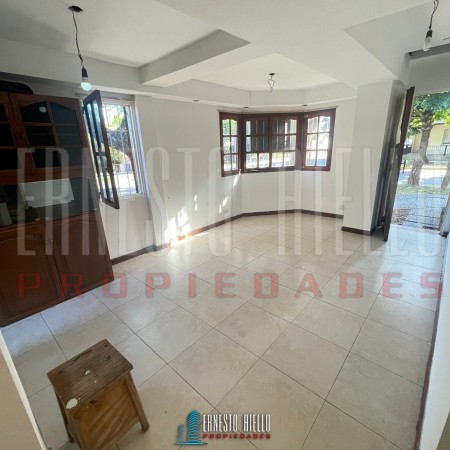 ALQUILER CASA EN ESQUINA DE 2 AMBIENTES CON COCHERA CUBIERTA Y PEQUEÑO PATIO