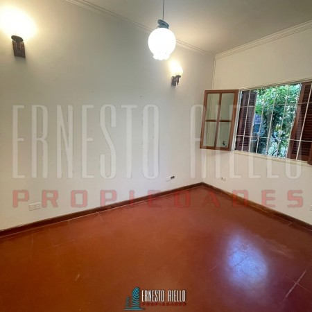 ALQUILER CASA EN ESQUINA DE 2 AMBIENTES CON COCHERA CUBIERTA Y PEQUEÑO PATIO