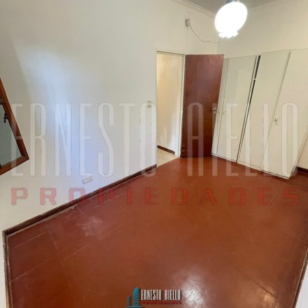 ALQUILER CASA EN ESQUINA DE 2 AMBIENTES CON COCHERA CUBIERTA Y PEQUEÑO PATIO