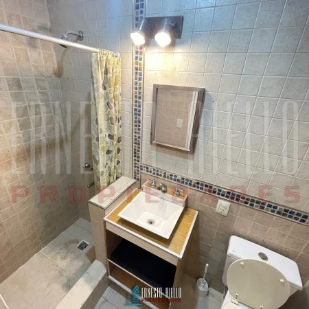 ALQUILER CASA EN ESQUINA DE 2 AMBIENTES CON COCHERA CUBIERTA Y PEQUEÑO PATIO