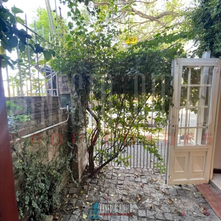 ALQUILER CASA EN ESQUINA DE 2 AMBIENTES CON COCHERA CUBIERTA Y PEQUEÑO PATIO