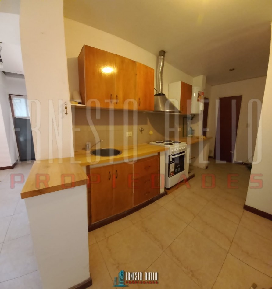 ALQUILER CASA EN ESQUINA DE 2 AMBIENTES CON COCHERA CUBIERTA Y PEQUEÑO PATIO