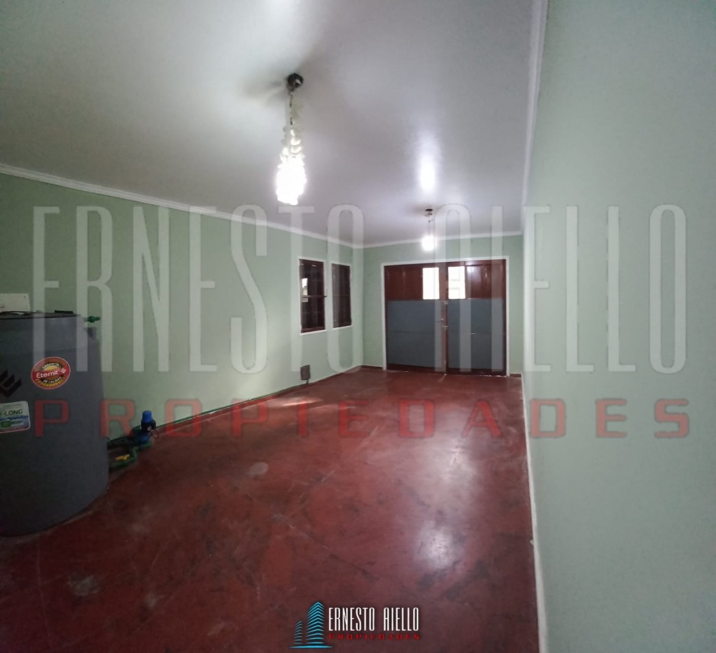 ALQUILER CASA EN ESQUINA DE 2 AMBIENTES CON COCHERA CUBIERTA Y PEQUEÑO PATIO