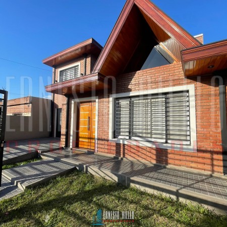 VENTA HERMOSO CHALET 4 AMB CON COCHERA, GALERIA Y FONDO LIBRE.