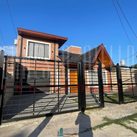 VENTA HERMOSO CHALET 4 AMB CON COCHERA, GALERIA Y FONDO LIBRE.